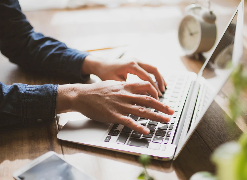 キーボードを打つ